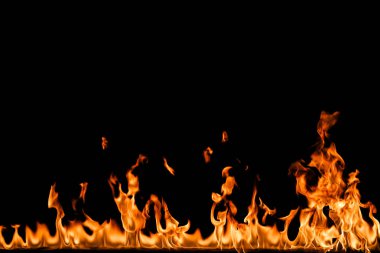 alevler siyah arkaplanda.