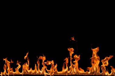 alevler siyah arkaplanda.