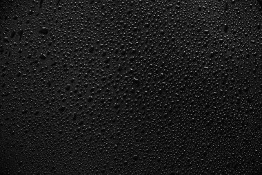 Siyah arkaplan ve doku üzerindeki su damlacıkları.