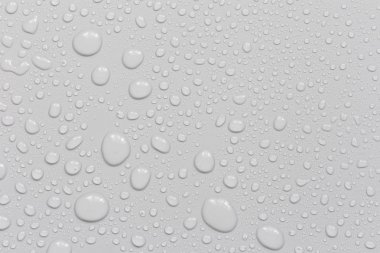 Gri arka planda su damlacıkları