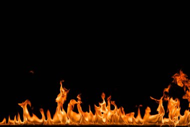 alevler siyah arkaplanda.