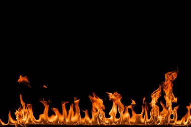 alevler siyah arkaplanda.