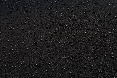 Su siyah üzerine düşer.