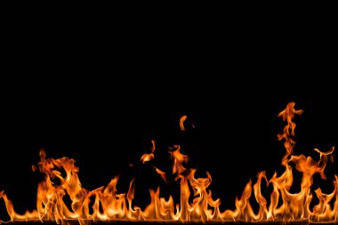 alevler siyah arkaplanda.