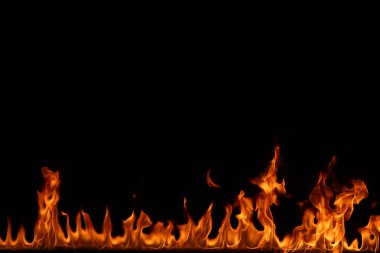 alevler siyah arkaplanda.