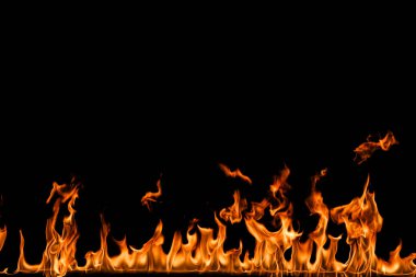 alevler siyah arkaplanda.