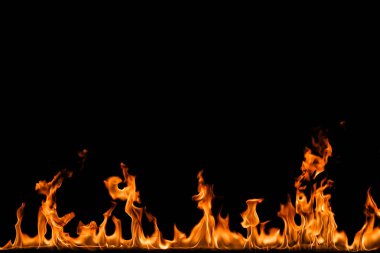 alevler siyah arkaplanda.