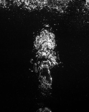 Suyun altında beyaz kabarcıklar