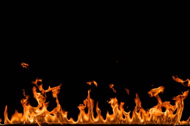 alevler siyah arkaplanda.