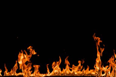 alevler siyah arkaplanda.