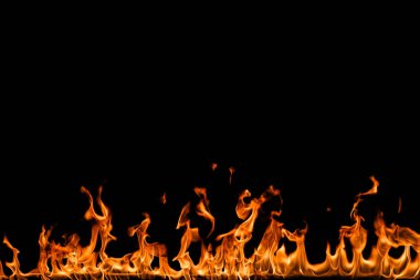 alevler siyah arkaplanda.