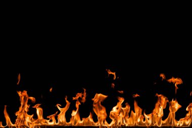 alevler siyah arkaplanda.