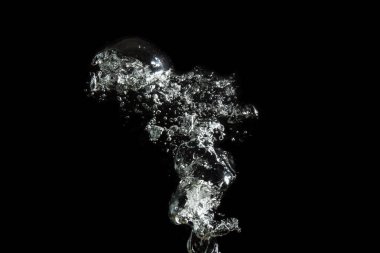 Suyun altında beyaz kabarcıklar