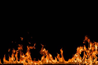 alevler siyah arkaplanda.