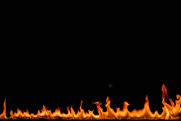Flammen auf schwarzem Hintergrund. — Stockfoto