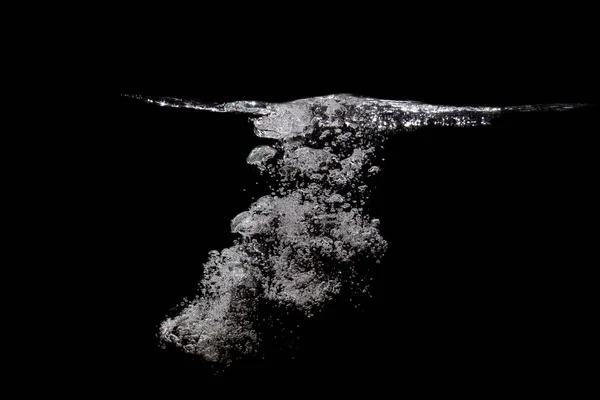 Banyak gelembung di bawah permukaan air, sepenuhnya hitam backgroun — Stok Foto