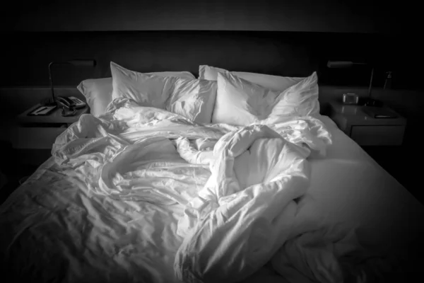 Cama blanca desordenada y almohada, por la mañana — Foto de Stock