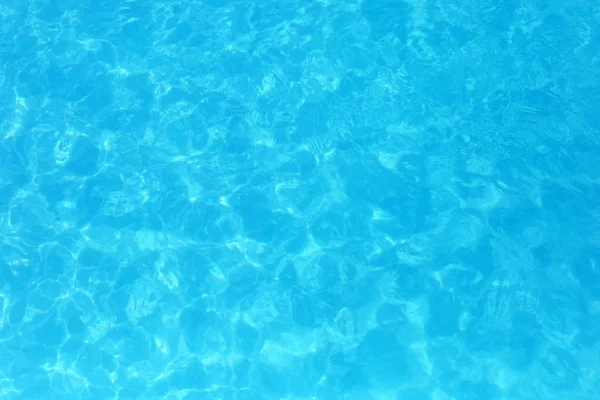 Niebieski kolor wody w basenie rippled szczegóły wody oświetlenie tła — Zdjęcie stockowe