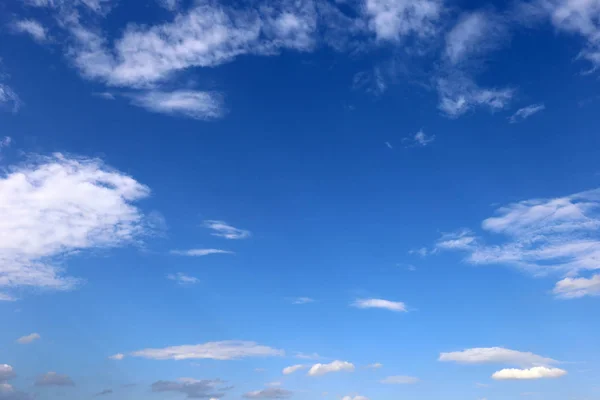 Blauer Himmel Hintergrund mit winzigen Wolken. — Stockfoto