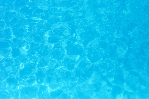 Água de cor azul na piscina ondulado detalhes da água backgroun — Fotografia de Stock