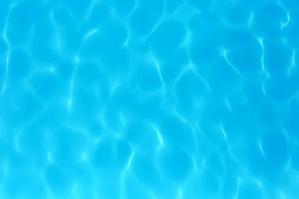 Eau de couleur bleue dans la piscine détail de l'eau ondulée backgroun — Photo