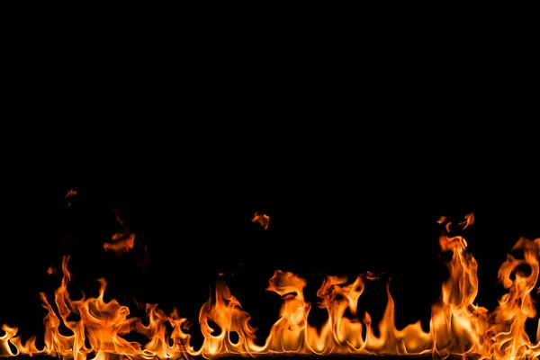 Flammen auf schwarzem Hintergrund. — Stockfoto