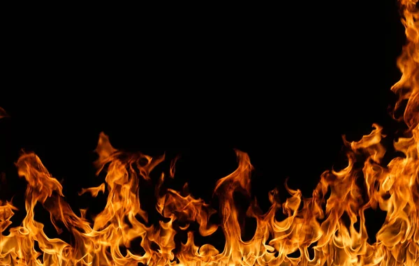 alevler siyah arkaplanda.