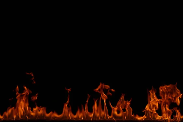 Flammen auf schwarzem Hintergrund. — Stockfoto