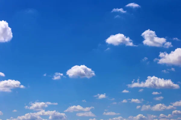 Blauer Himmel mit Wolken — Stockfoto