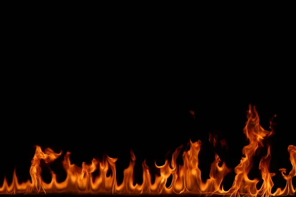 Flammen auf schwarzem Hintergrund. — Stockfoto