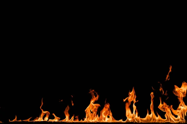 Oheň plameny na černém pozadí. — Stock fotografie