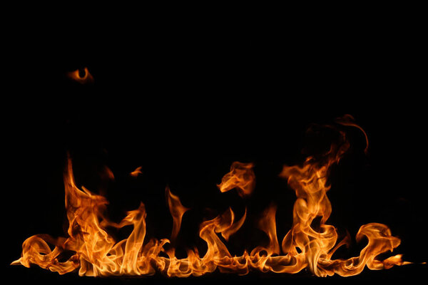 огонь пламя на черном фоне.