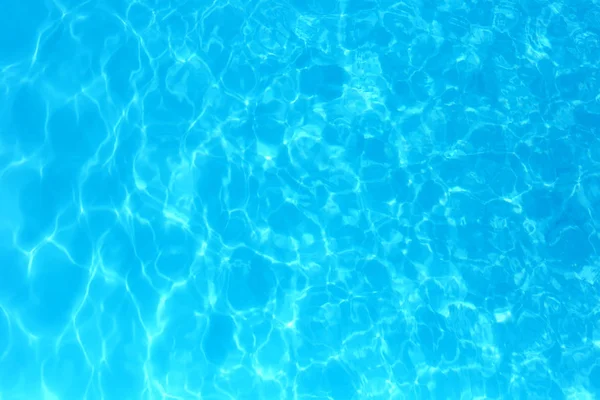 Eau de couleur bleue dans la piscine détail de l'eau ondulée backgroun — Photo