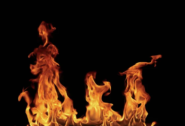 alevler siyah arkaplanda.