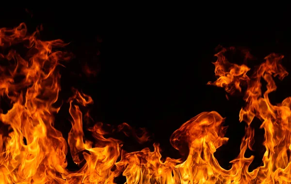 Flammen auf schwarzem Hintergrund. — Stockfoto