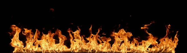 alevler siyah arkaplanda.