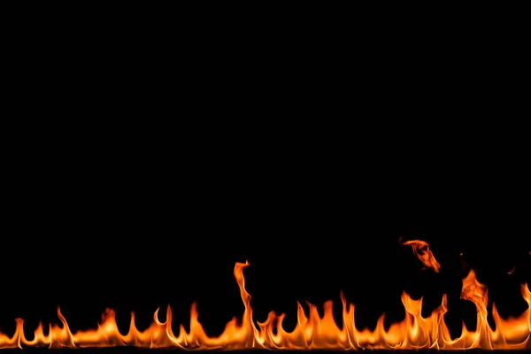 Oheň plameny na černém pozadí. — Stock fotografie