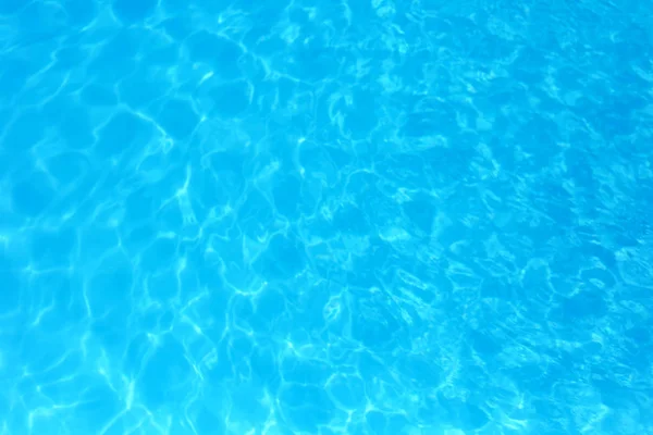 Eau de couleur bleue dans la piscine détail de l'eau ondulée backgroun — Photo