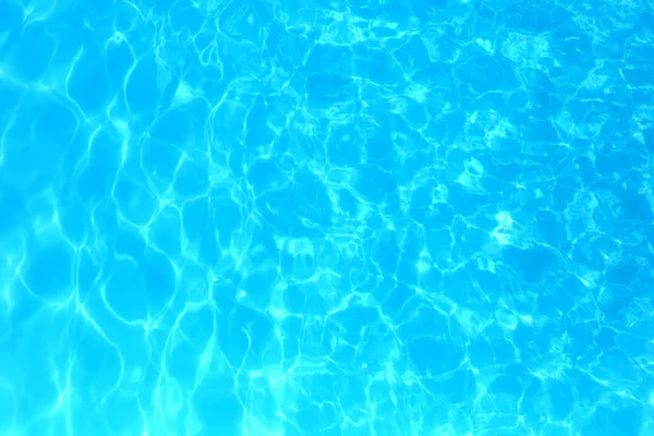 Água de cor azul na piscina ondulado detalhes da água backgroun — Fotografia de Stock