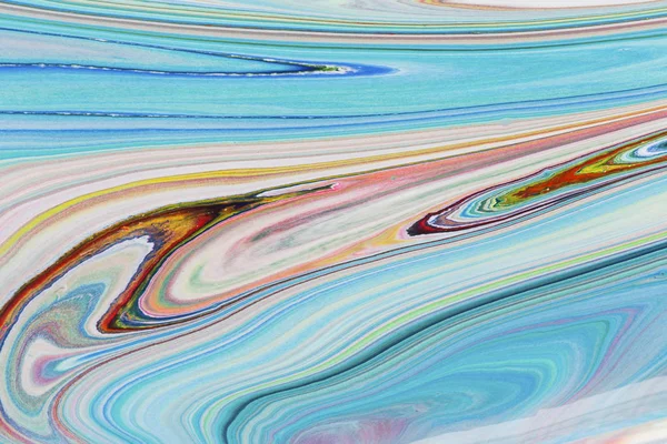 Fondo de aceite de color arco iris flotando en el agua . —  Fotos de Stock