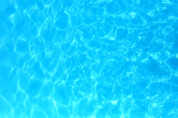 Eau de couleur bleue dans la piscine détail de l'eau ondulée backgroun — Photo