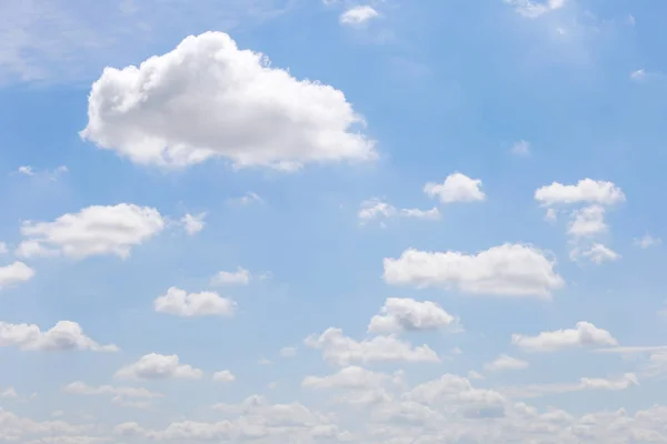 Blauer Himmel mit Wolken — Stockfoto