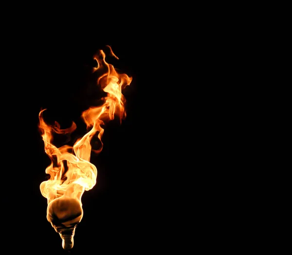 Llama de fuego aislada sobre fondo negro — Foto de Stock