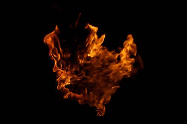 alevler siyah arkaplanda.