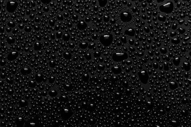 Su siyah üzerine düşer.