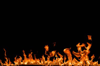 alevler siyah arkaplanda.