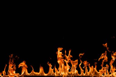 alevler siyah arkaplanda.