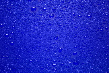 Mavi arka planda su damlacıkları