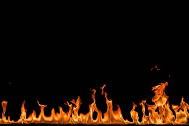 alevler siyah arkaplanda.