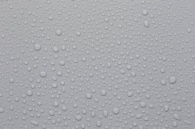 Gri arka planda su damlacıkları
